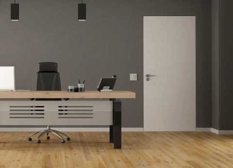 Modernes Büro mit Schreibtisch, Laptop, Tablet, schwarzem Bürostuhl und Regalen an der grauen Wand.